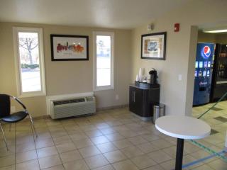 Travelodge by Wyndham Lansing - Lansing - 4