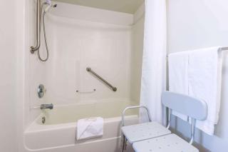 Super 8 by Wyndham 100 Mile House - 6