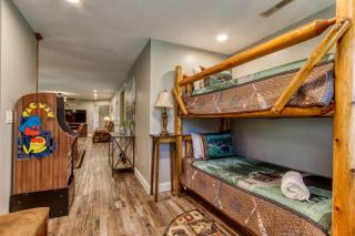 Rustic River Lodge by HoneyBearCabins 7BR 6BA sleeps 21 - Sevierville - 2