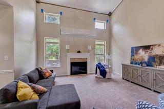 Incredibly Spacious Carmel Home with Fully Equipped Kitchen - 4700 Sq Ft! Sleeps 15! Pet Friendly! home - Carmel - 1