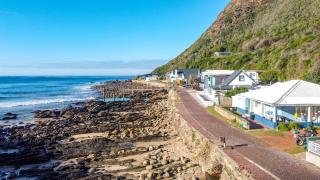 Silver Spray Beach Accommodation - Victoria Bay - 6