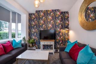 Stylish Hot Tub House with free parking! - 5