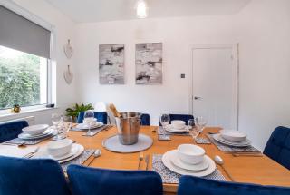 Stylish Hot Tub House with free parking! - 4