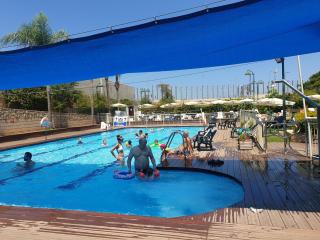 A Dream Place in Raanana, up to 5 guests - Swimming Pool - Jacuzzi & Gym - 5