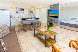 High-Floor Stylish Ocean Views Condo with Parking - 3