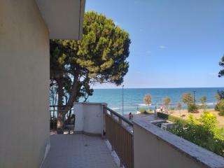 Room in BB - Spacious triple room a stones throw from the sea - Pineto - 5