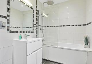 Central Lanes Pad By My Getaways Free parking for one car - 4