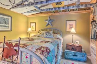 The Country Cottage in Union Mills with Porch! - Union Mills - 2