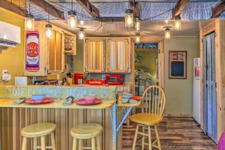 The Country Cottage in Union Mills with Porch! - Union Mills - 7