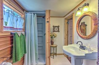 The Country Cottage in Union Mills with Porch! - Union Mills - 1