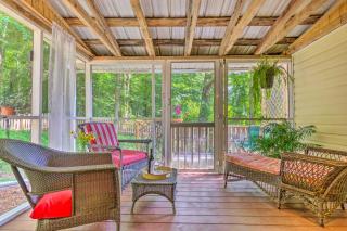 The Country Cottage in Union Mills with Porch! - Union Mills - 0