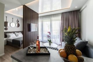 Przice Gardens Apartment with Pool - 0