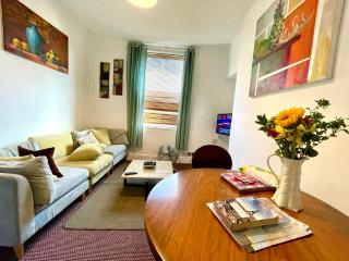 4 bedroomed maisonette in City Centre, near Barbican & Seafront - 6