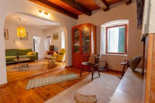Stone House with Jacuzzi and Billiard Peaceful Nature Retreat near Makarska Riviera - Lovreć - 1