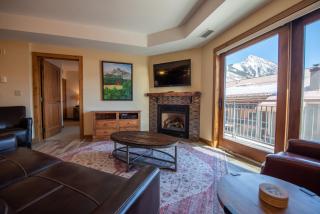 Beautifully Renovated Two Bedroom Condo with a Balcony in Mountaineer Square condo - 0
