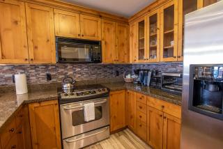 Beautifully Renovated Two Bedroom Condo with a Balcony in Mountaineer Square condo - 2