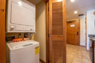 Comfortable Studio Efficiency Unit with Balcony over Mountaineer Square condo - 2