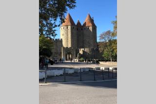 Romantic house - entrance to the medieval castle - Carcassonne - 9