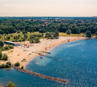 Pool & Lake Holiday Home - 9