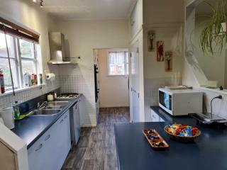 Hidden Gem and Entire Bungalow in Central hutt - 8