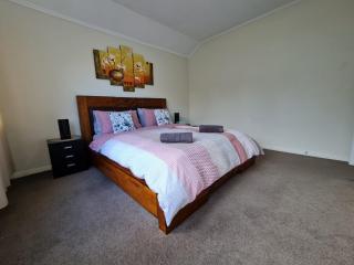 Hidden Gem and Entire Bungalow in Central hutt - Lower Hutt - 2