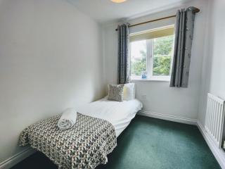 CEDAR HOUSE - Spacious 4Bedroom House 2Bath Kitchen SmartTV Lounge Garden Wifi FreeParking - Eastleigh - 1