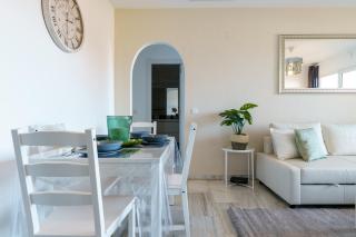 Chic Beachfront Flat with Amazing Sea Views and Private Indoor Parking - 2