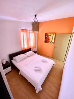 Apartments Bartol, ideally located near the beach and city center, with stunning sea views and two free bikes per apartment - Trogir - 4