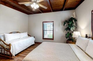 Little House on LBJ - Kingsland - 3
