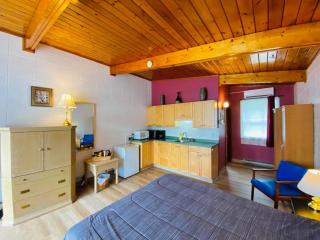 Huron Sands Motel and Restaurant - 1