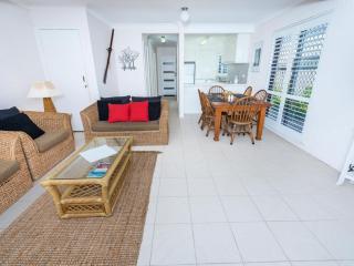 1 19 Norburn Avenue - Pet friendly property only 290 metres from Little beach waterfront. - 7