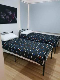 CAMPBELLTOWN HOLIDAY HOME 3 BED + FREE PARKING NCA039 - 2