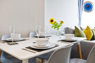 65 PERCENT OFF - LONG STAYS - PREMIUM EXECUTIVE APARTMENTS - SHERATON VIEW - CITY CENTRE - FOR FAMILIES , BUSINESS, LEISURE & RELOCATIONS - Free WiFi - 1