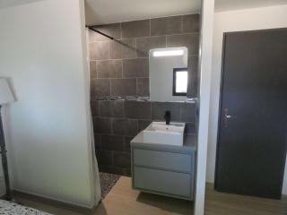 Proche Lac du Salagou, Chambre agréable avec salle d'eau et WC privé - Lacoste - 4