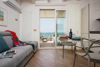 ISULATRAVEL-House on the beach - 2