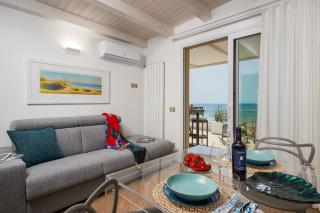 ISULATRAVEL-House on the beach - 2