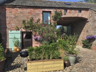 Historic converted byre in courtyard of 16C house - 8
