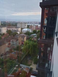 Стильна квартира-студія в центрі міста на набережній - 1