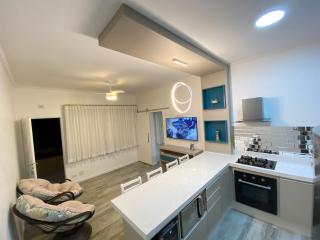 Fabuloso flat 241, Amarílis, Riviera de São Lourenço 3 Piscinas climatizadas carregador veiculo eletrico 2 quartos sendo uma suíte internet 500mb Adega, cozinha equipada completa, serviço de praia fim de semana limpeza trocas de toalhas, - 8