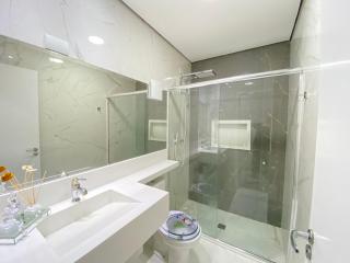 Fabuloso flat 241, Amarílis, Riviera de São Lourenço 3 Piscinas climatizadas carregador veiculo eletrico 2 quartos sendo uma suíte internet 500mb Adega, cozinha equipada completa, serviço de praia fim de semana limpeza trocas de toalhas, - 1