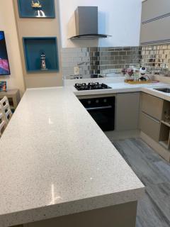 Fabuloso flat 241, Amarílis, Riviera de São Lourenço 3 Piscinas climatizadas carregador veiculo eletrico 2 quartos sendo uma suíte internet 500mb Adega, cozinha equipada completa, serviço de praia fim de semana limpeza trocas de toalhas, - 5