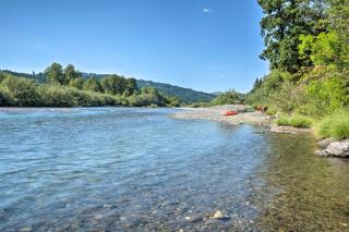 Quaint Riverside Reprieve with Kayaks and Floats! - Brookings - 9
