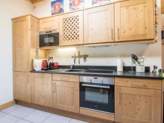 Modern 3 Bed Penthouse Apartment, Balcony & Garage, Close to Village & Ski Bus - 8