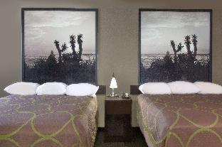 Super 8 by Wyndham Victoria/North/Mall Area - Victoria - 1
