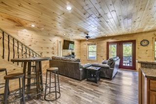 All Decked Out Cabin - 5