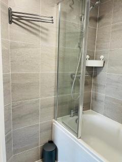 Cheerful 2-bed townhouse in Wakefield with parking - 2