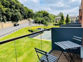 Cheerful 2-bed townhouse in Wakefield with parking - 7