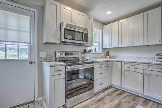 Steps to Lake Cheerful Camdenton Cottage! - 5