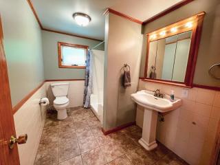 3 Bedroom home outside of Berlin, Patio with Hot Tub! - Millersburg - 4