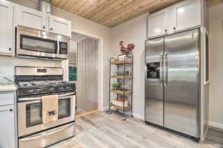 Luxury Highlands Cottage with Deck and Fireplace! - Highlands - 2
